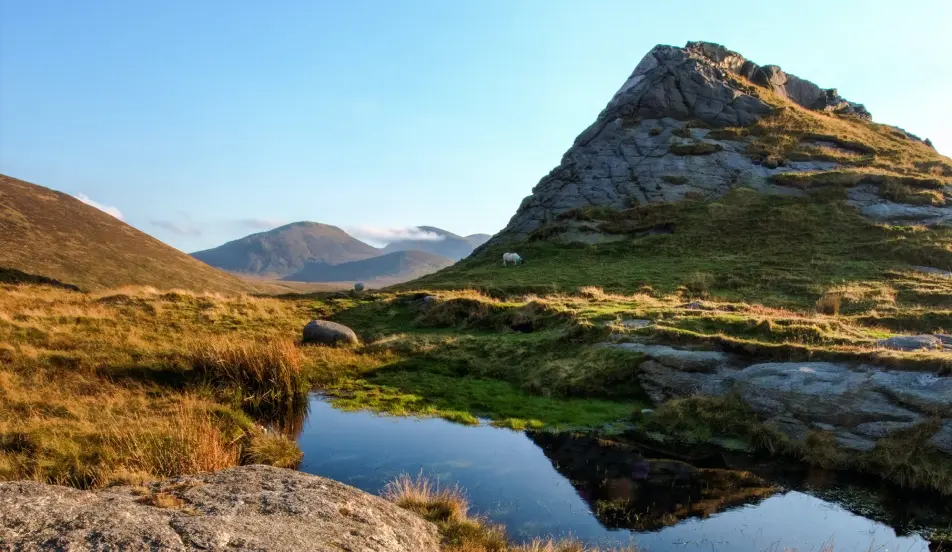 Paisaje de una laguna en medio de la montaña